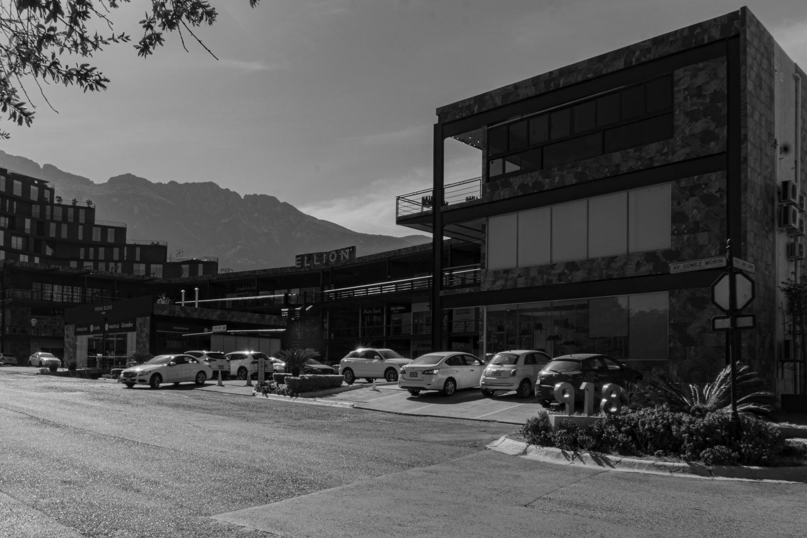 Plaza Ellion con el Cerro de la Silla al fondo