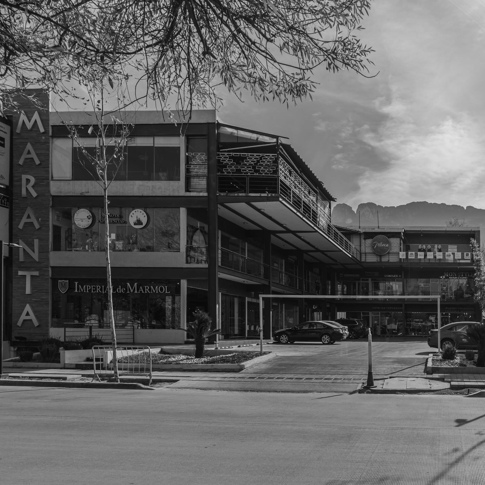 Plaza Maranta en Calzada del Valle, con el Cerro de la Silla al fondo